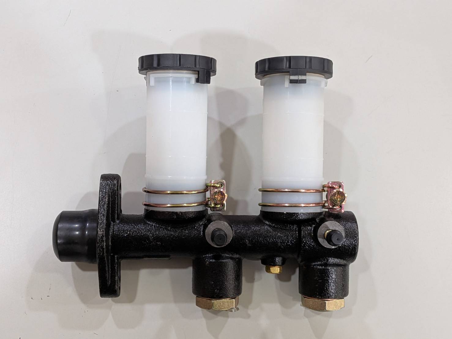 BRAKE MASTER CYLINDER ASSEMBLY-46010-85000